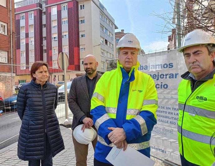 La alcaldesa gijonesa, Carmen Moriyón, junto al concejal de Urbanismo del Ayuntamiento de Gijón, Jesús Martínez Salvador (Foro), el director gerente de la EMA, Vidal Gago, en la visita a las obras de la calle Badajoz con Río Eo.