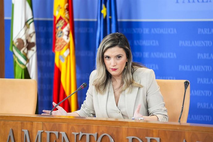 La portavoz del Grupo Parlamentario Socialista, María Márquez, durante la ronda de ruedas de prensa de los portavoces de los grupos parlamentarios en el Parlamento de Andalucía, a 19 de febrero de 2025 en Sevilla (Andalucía, España). Los portavoces de los