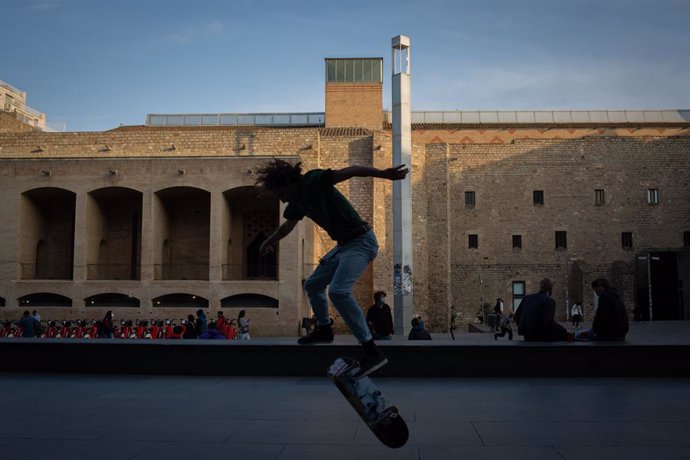 Archivo - Arxiu - Plaza del Museu d'Art Contemporani de Barcelona (Macba), on es faran les obres d'ampliació del museu, el 14 d'abril de 2021 a Barcelona (Catalunya).