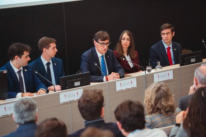 El presidente de la Generalitat, Salvador Illa, durante su conferencia 'Catalunya lidera. Una Europa de prosperidad compartida' en el College of Europe de Brujas (Bélgica)