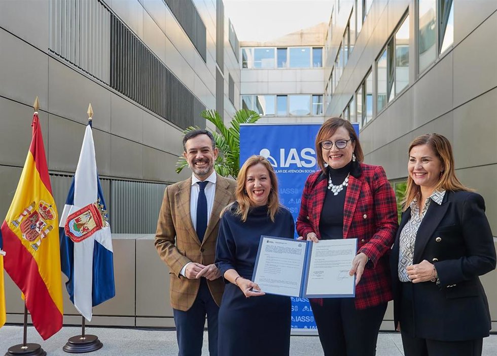 Archivo - El vicepresidente del Cabildo de Tenerife, Lope Afonso, la presidenta del Cabildo, Rosa Dávila, la consejera de Bienestar Social del Gobierno de Canarias, Candelaria Delgado y la presidenta del IASS, Águeda Fumero, en una firma del convenio de