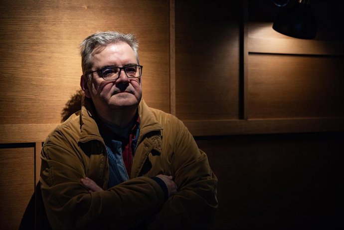 El autor Sergi Pàmies posa durante la presentación del volumen que reúne tres de sus novelas llamado 'Tres novel·les analògiques', a 19 de febrero de 2025, en Barcelona