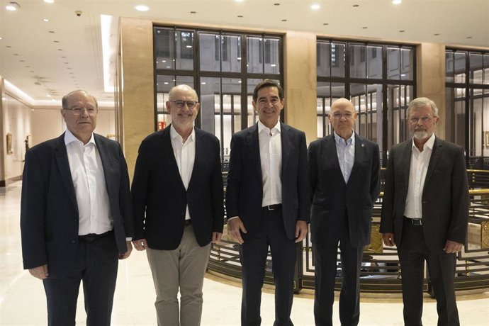 El presidente de BBVA, Carlos Torres, junto a los presidentes de las fundaciones de las antiguas cajas catalanas.