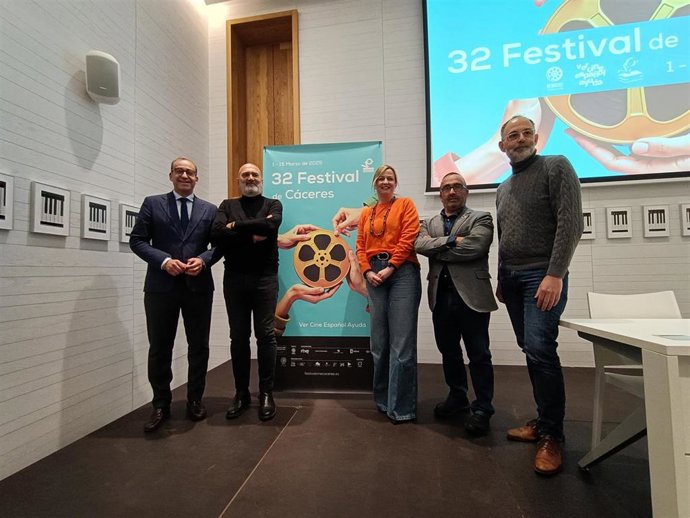 Autoridades en la presentación del 32º Festival de Cine Español de Cáceres