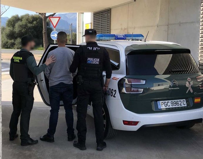 El detenido, conducido por agentes.