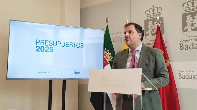 El concejal delegado de Economía y Hacienda, Javier Gijón, informa sobre los presupuestos municipales para 2025.
