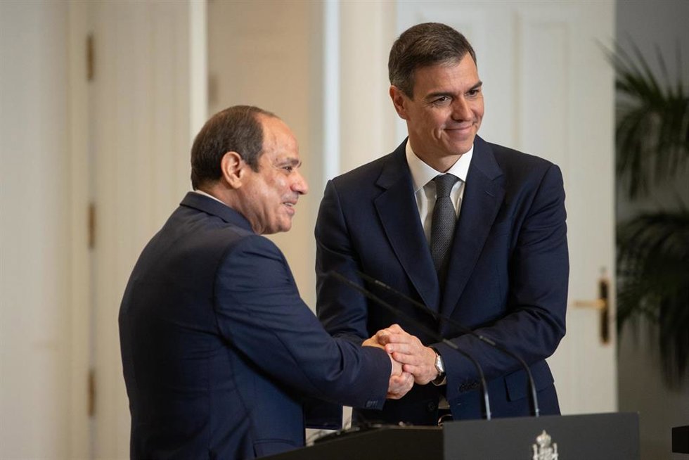 El presidente del Gobierno, Pedro Sánchez (d), y el presidente de Egipto, Abdelfatah al-Sisi (i), tras un encuentro, en el Palacio de la Moncloa, a 19 de febrero de 2025, en Madrid (España).