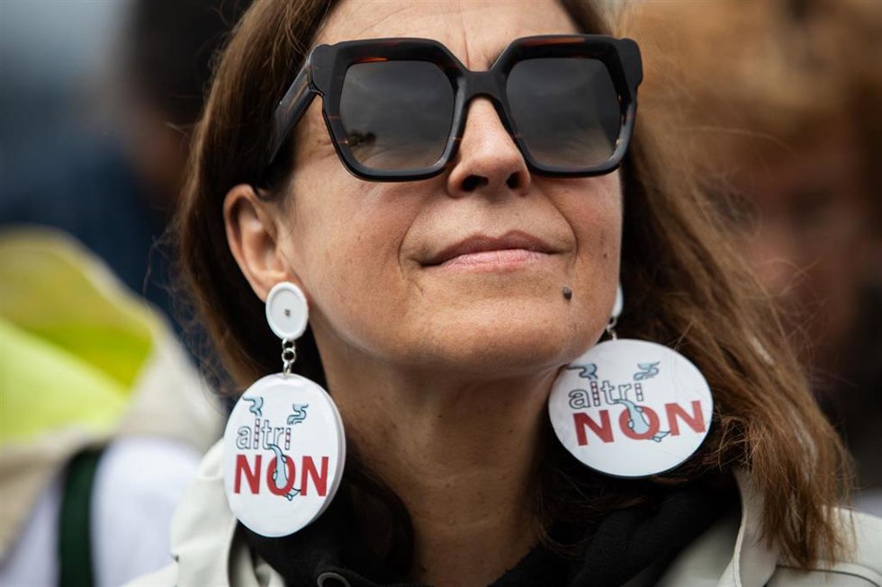 Archivo - Una mujer protesta frente a la fábrica Ence durante una nueva manifestación contra las empresas de celulosa Altri y Ence, a 16 de junio de 2024, en Pontevedra, Galicia (España). La Plataforma Ulloa Viva y la Plataforma en Defensa da Ría de Aro
