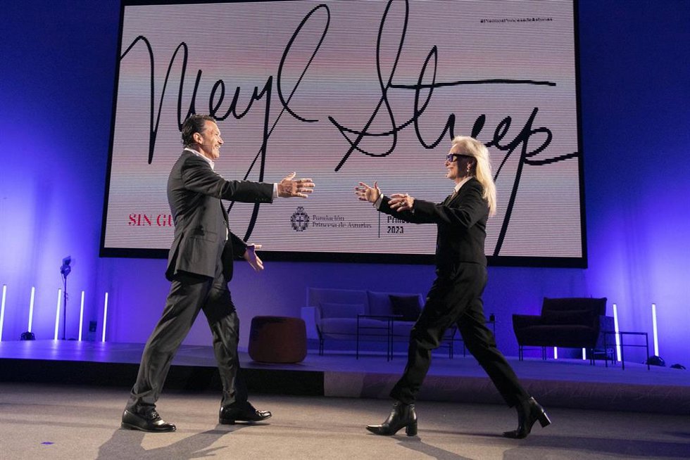 Archivo - Los actores Meryl Streep y Antonio Banderas participan en el acto Sin guion. Encuentro con el público, en el Palacio de Congresos de Oviedo, a 18 de octubre de 2023, en Oviedo.
