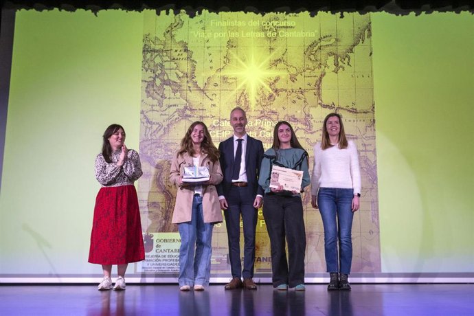 El consejero de Educación, Formación Profesional y Universidades, Sergio Silva, participa en la entrega de los premios a los ganadores del concurso escolar con motivo del Día de las Letras de Cantabria