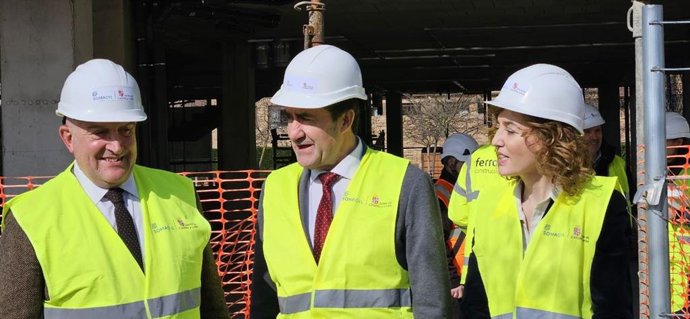 El alcalde, Jesús Julio Carnero, junto al consejero de Medio Ambiente, Vivienda y Ordenación del Territorio, Juan Carlos Suárez-Quiñones, visita las obras de 59 viviendas colaborativas en la ciudad