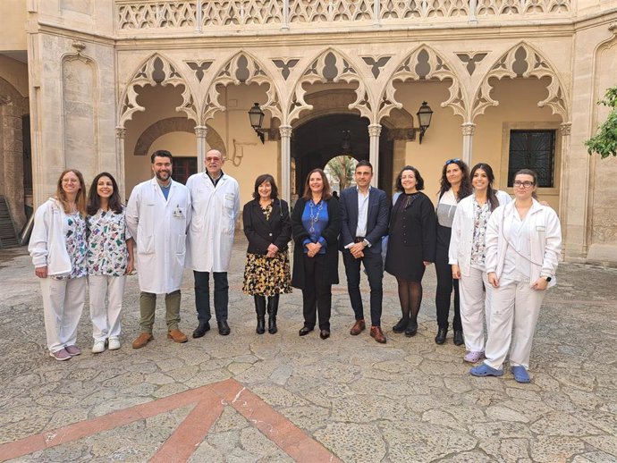 La consellera de Salud, Manuela García, visita la Unidad de Intervención Logopédica