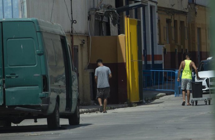 Archivo - Imagen de archivo de agosto de 2024 de las inmediaciones de las naves industriales de El Tarajal, en Ceuta, donde tuvieron que alojarse a menores migrantes 