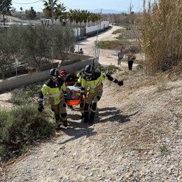 Efectivos del CEIS llevan al herido en una camilla