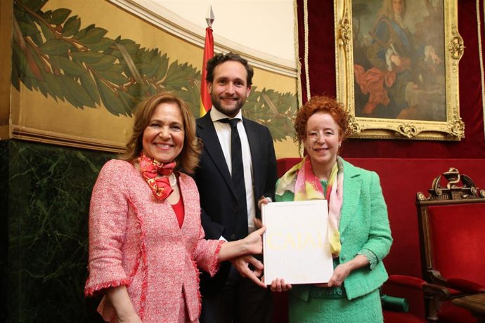 El presidente de la DPH, Isaac Claver, junto a las autoras del libro 'Descubriendo a Cajal', Belén Yuste y Sonnia L.Rivas-Caballero.