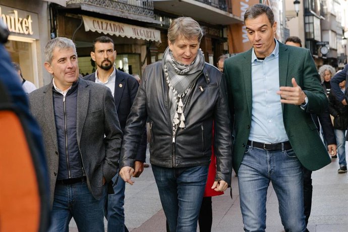 Archivo - El presidente del Gobierno y secretario general del PSOE, Pedro Sánchez (d), y el alcalde de Soria y secretario autonómico electo , Carlos Martínez (c), llegan a un acto público en Soria el 22 de octubre. 
