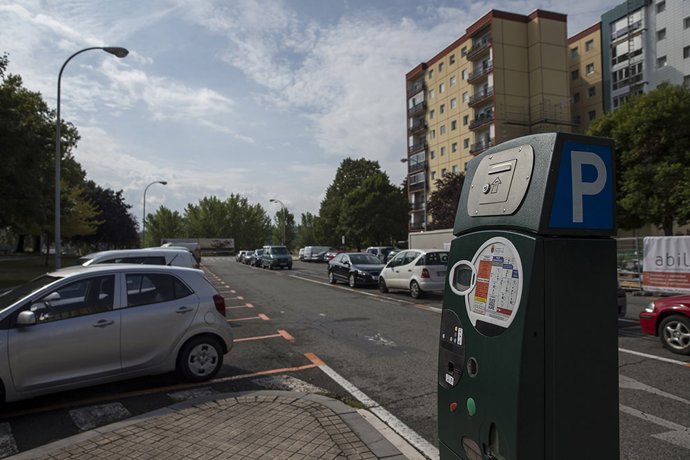 Archivo - Zona de estacionamiento regulado en la Txantrea.