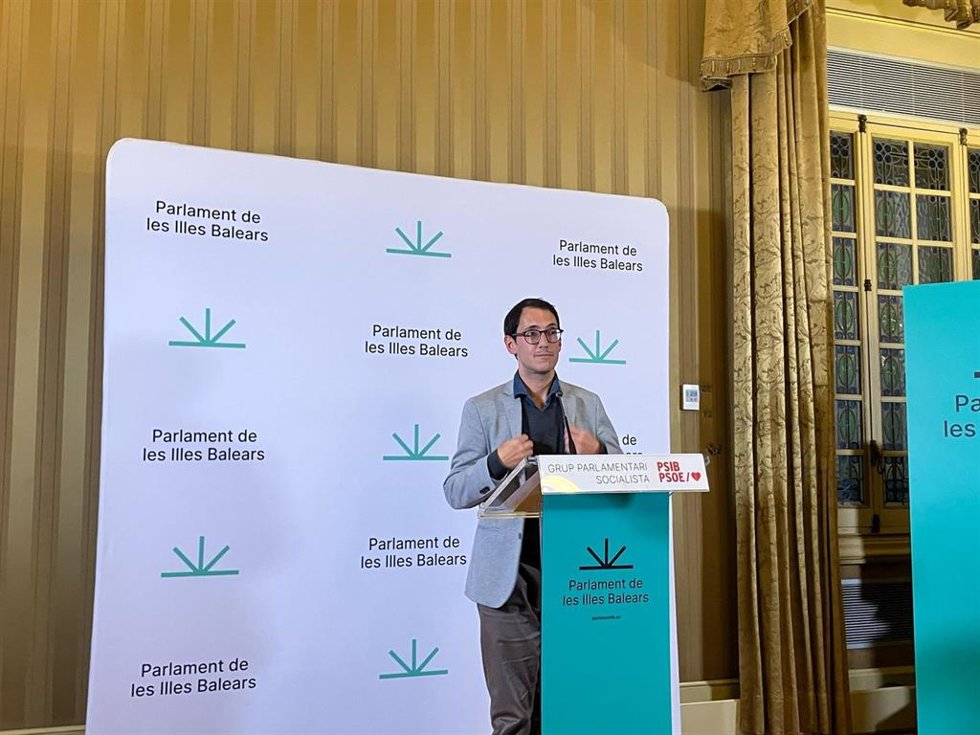 El portavoz del grupo socialista en el Parlament, Iago Negueruela, en la rueda de prensa de este miércoles.
