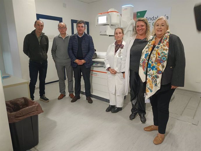 La delegada de Salud y Consumo de la Junta en Huelva, Manuela Caro, en su visita al centro de salud de Lepe.