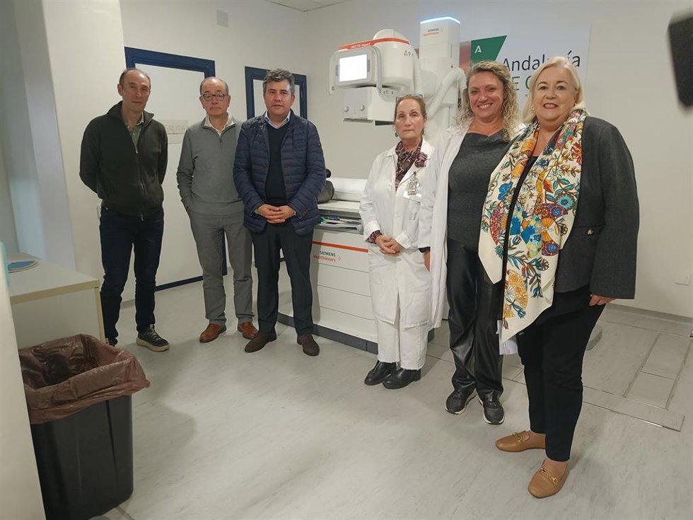 La delegada de Salud y Consumo de la Junta en Huelva, Manuela Caro, en su visita al centro de salud de Lepe.