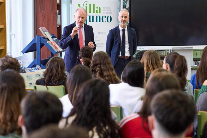 El presidente de ACEFAM, Vicente Alciturri, y el consejero de Educación, Sergio Silva, en la presentación de la tercera edición de 'Empresa Familiar en las Aulas'