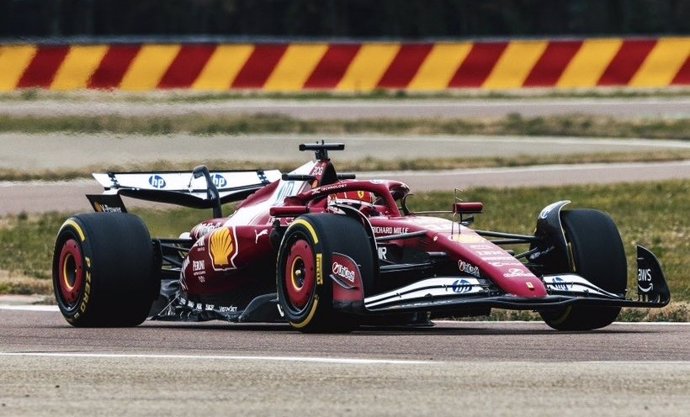 El piloto monegasco de F1 Charles Leclerc (Ferrari) prueba el nuevo SF-25 en el circuito de Fiorano.