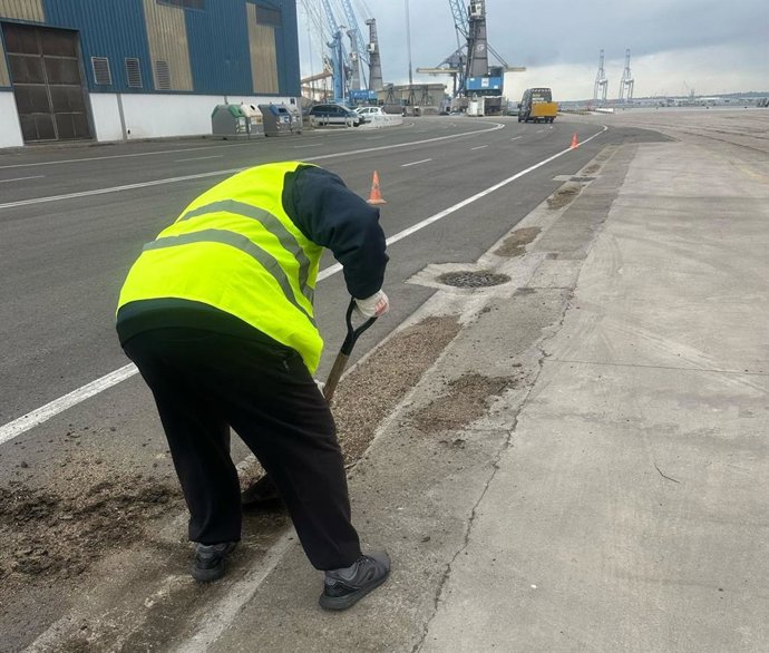 Participante en el programa de trabajo en beneficio de la comunidad en el Port de Tarragona.
