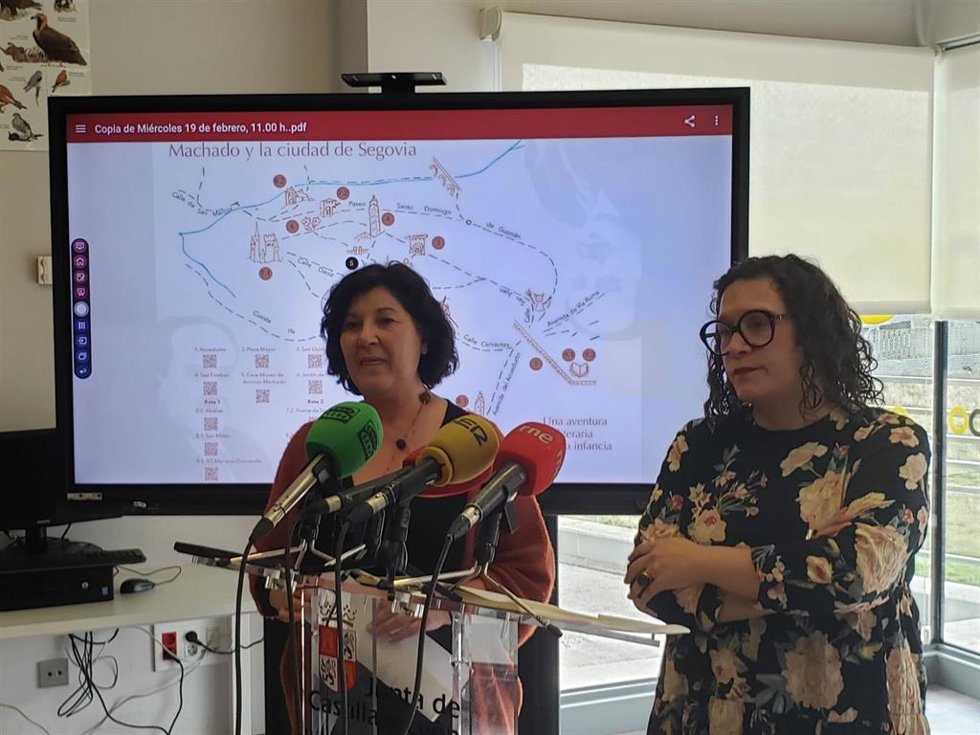 La directora de la Biblioteca Pública, Elisa Santamaría (izda), y la profesora de Magisterio Eva Álvarez
