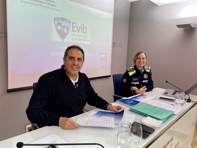 El director general de Emergencias e Interior, Pablo Gárriz, y la coordinadora del Programa de Educación Vial, Llúcia Pons.