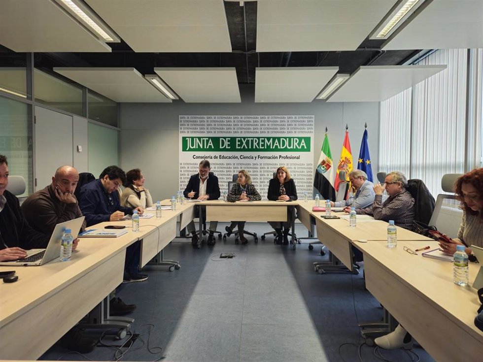 Mesa técnica entre la Junta y los sindicatos educativos para negociar una mejora salarial de los docentes extremeños
