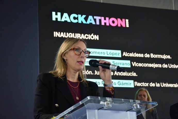 La viceconsejera de Universidad, Investigación e Innovación, Lorena Garrido, durante el 'Hackathon' de Inteligencia Artificial Generativa Aplicada a los Sectores Productivos celebrado por CEU Andalucía.