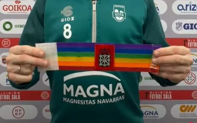 Brazalete arcoíris en apoyo a la comunidad LGTBI.