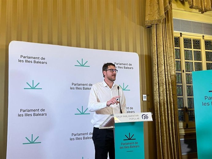 El portavoz del grupo parlamentario 'popular', Sebastià Sagreras, en la rueda de prensa de este miércoles.