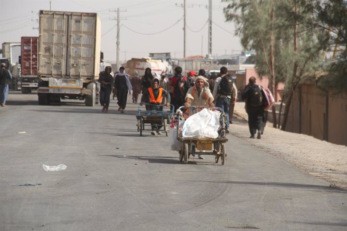 Archivo - NIMROZ, Sept. 7, 2024  -- This photo taken on Sept. 7, 2024 shows Afghan refugees returning from Iran in Nimroz Province, west Afghanistan. More than 30,000 Afghan refugees have returned to their homeland from Pakistan, Iran and Trkiye over th