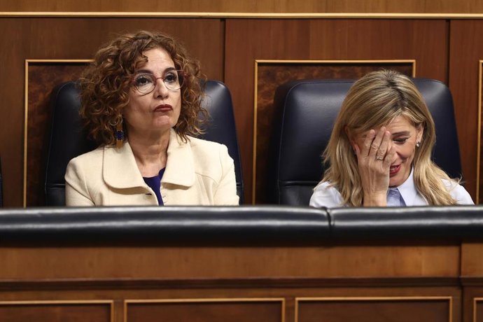 (I-D) La vicepresidenta primera y ministra de Hacienda, María Jesús Montero, y la vicepresidenta segunda y ministra de Trabajo y Economía Social, Yolanda Díaz, en el Pleno en el Congreso.