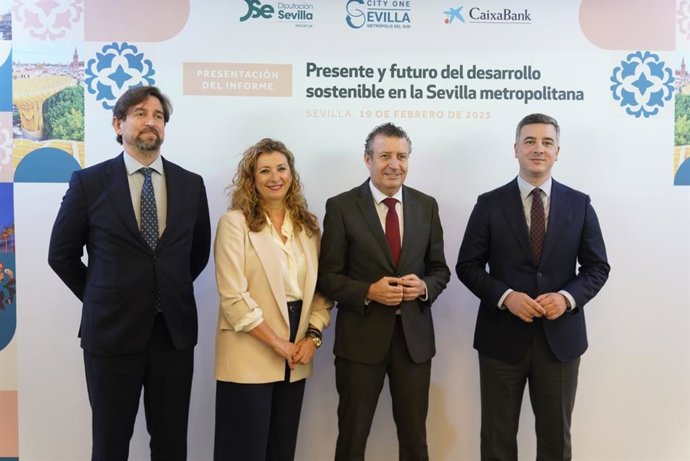 El presidente de la Diputación, en el centro, en la presentación del estudio sobre las oportunidades de futuro y desarrollo sostenible del área metropolitana de Sevilla.