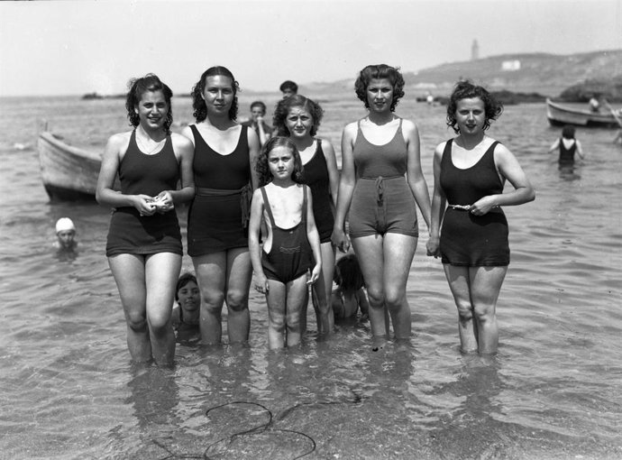 Bañistas en Riazor arredor dos anos 40. A primeira e a terceira pola esquera son Carmen E María, fillas do fotógrafo.