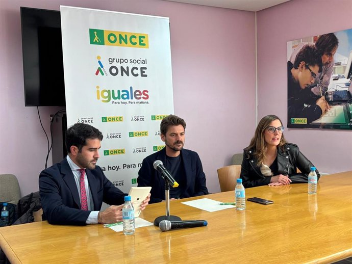 El concejal de Cultura e Identidad, Diego Avilés, a la izquierda, participa en la presentación del audiolibro y braille del Museo Ramón Gaya