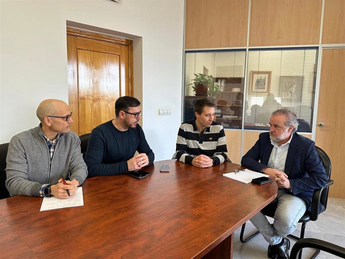 Francisco Lechuga (1d) en la reunión con representantes de UGT en el Ayuntamiento de Jaén.
