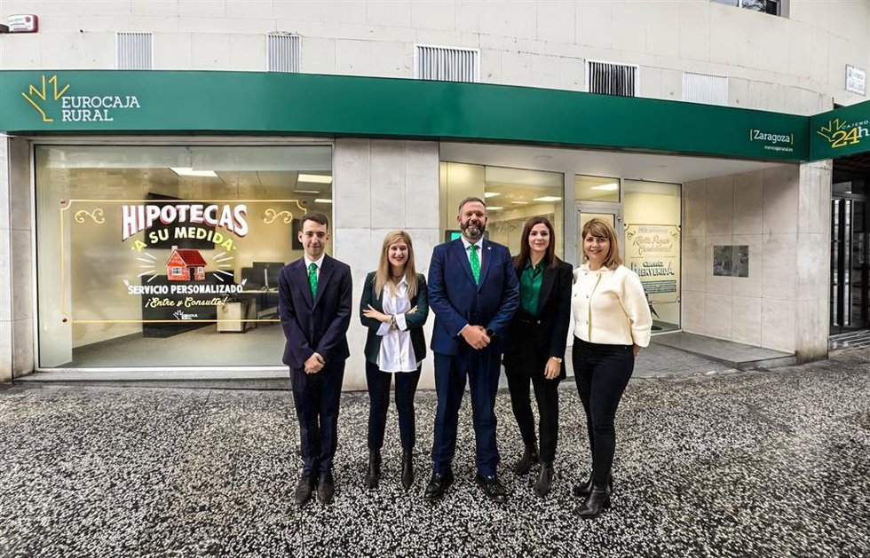 (De Izquierda A Derecha) Jaime Yunta, María José Martínez, Carlos Martín-Salas, Paula García Y Silvia Díaz Ante La Nueva Oficina.