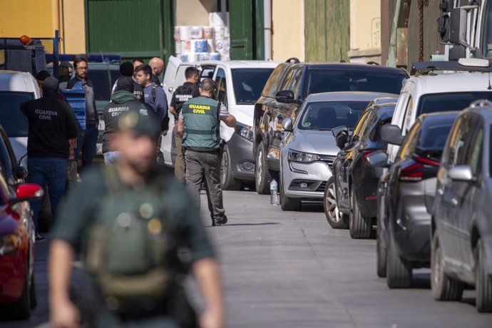 Varios agentes de la Guardia Civil en el polígono del Tarajal, a 19 de febrero de 2025, en Ceuta (España).