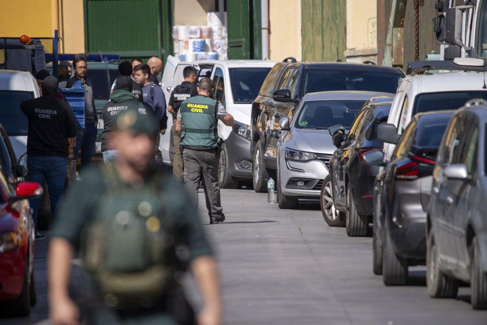Varios agentes de la Guardia Civil en el polígono del Tarajal, a 19 de febrero de 2025, en Ceuta (España).
