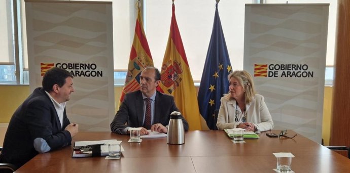 El consejero de Sanidad, José Luis Bancalero Flores, flanqueado por el alcalde de Alcañiz, Miguel Ángel Estevan, y la directora del 061, Marta Sampériz Murillo