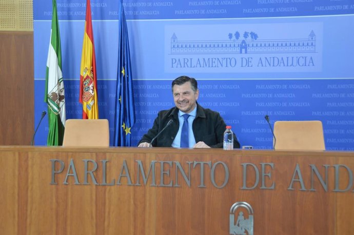 El portavoz del PP-A en el Parlamento de Andalucía, Toni Martín, este miércoles en rueda de prensa.