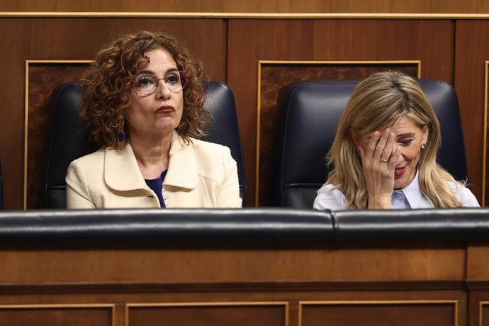 (E-D) A primeira vice-presidente e ministra da Fazenda, María Jesús Montero, e a segunda vice-presidente e ministra do Trabalho e Economia Social, Yolanda Díaz, durante uma sessão plenária no Congresso dos Deputados, em 19 de fevereiro de 2025, em Madri (