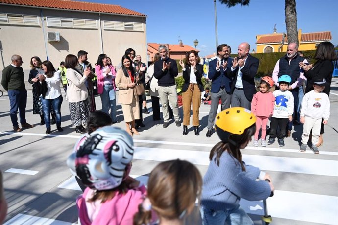 Blanco visita a trabajadores de 'Andalucía Activa' en el CEIP Ramón y Cajal de Ogíjares.