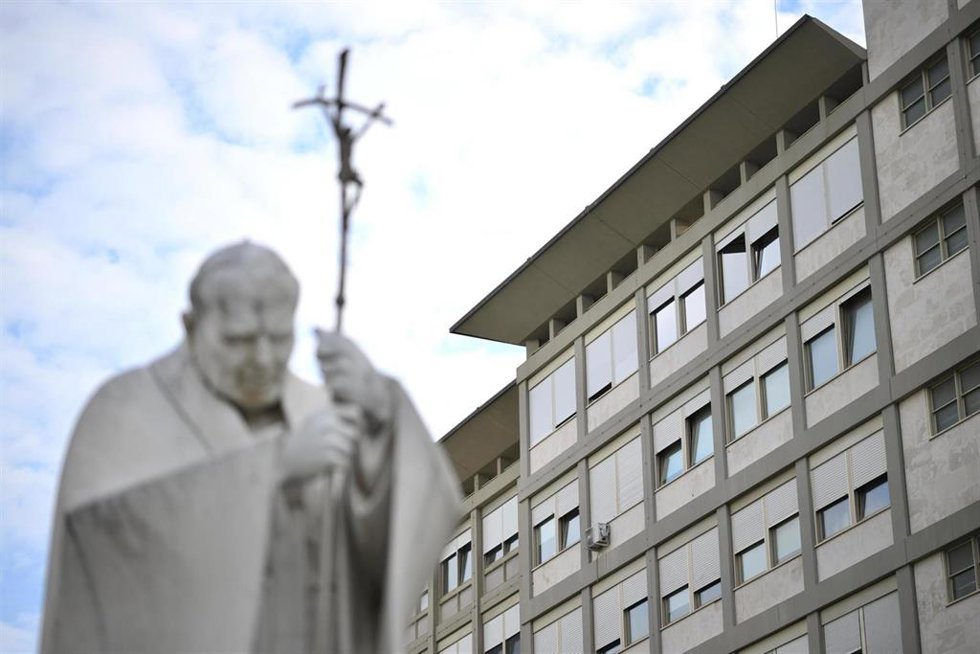 Imagen del exterior del Hospital Policlinico Gemelli, donde se encuentra hospitalizado el Papa Francisco.