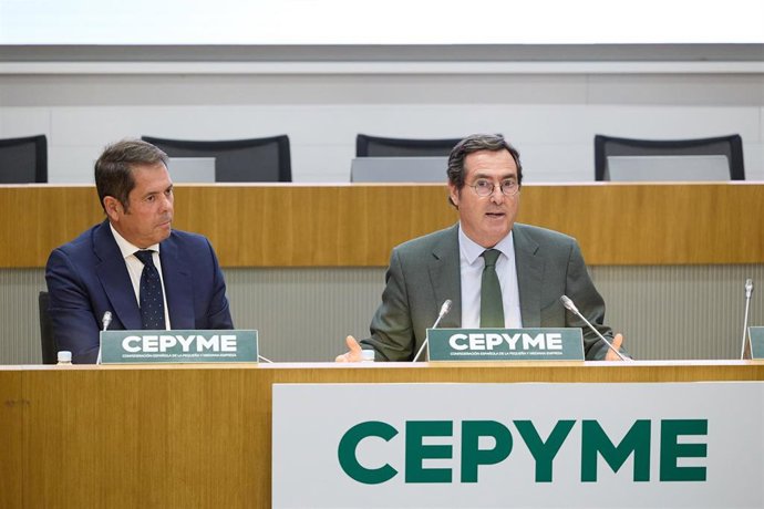 Archivo - El presidente de la CEOE, Antonio Garamendi (d), y el presidente de Cepyme, Geardo Cuerva (iz). 
