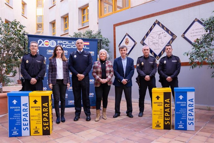 La edil delegada de Sostenibilidad Medioambiental, Penélope Gómez; la concejala delegada de Servicios Operativos y responsable de Limasam, Teresa Porras; y el concejal delegado de Seguridad, Avelino Barrionuevo, han visitado las dependencias policiales