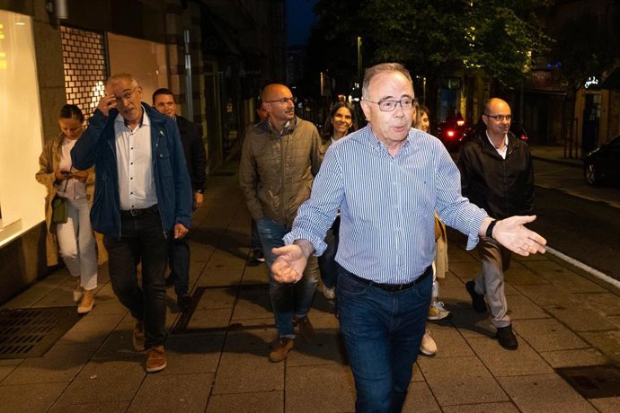 Archivo - El alcalde de Santiago y candidato socialista a la reelección, Xosé Sánchez Bugallo (c), a su llegada al seguimiento de la jornada electoral en la sede del PSdG de Santiago de Compostela, a 28 de mayo de 2023, en Santiago de Compostela, A Coruña